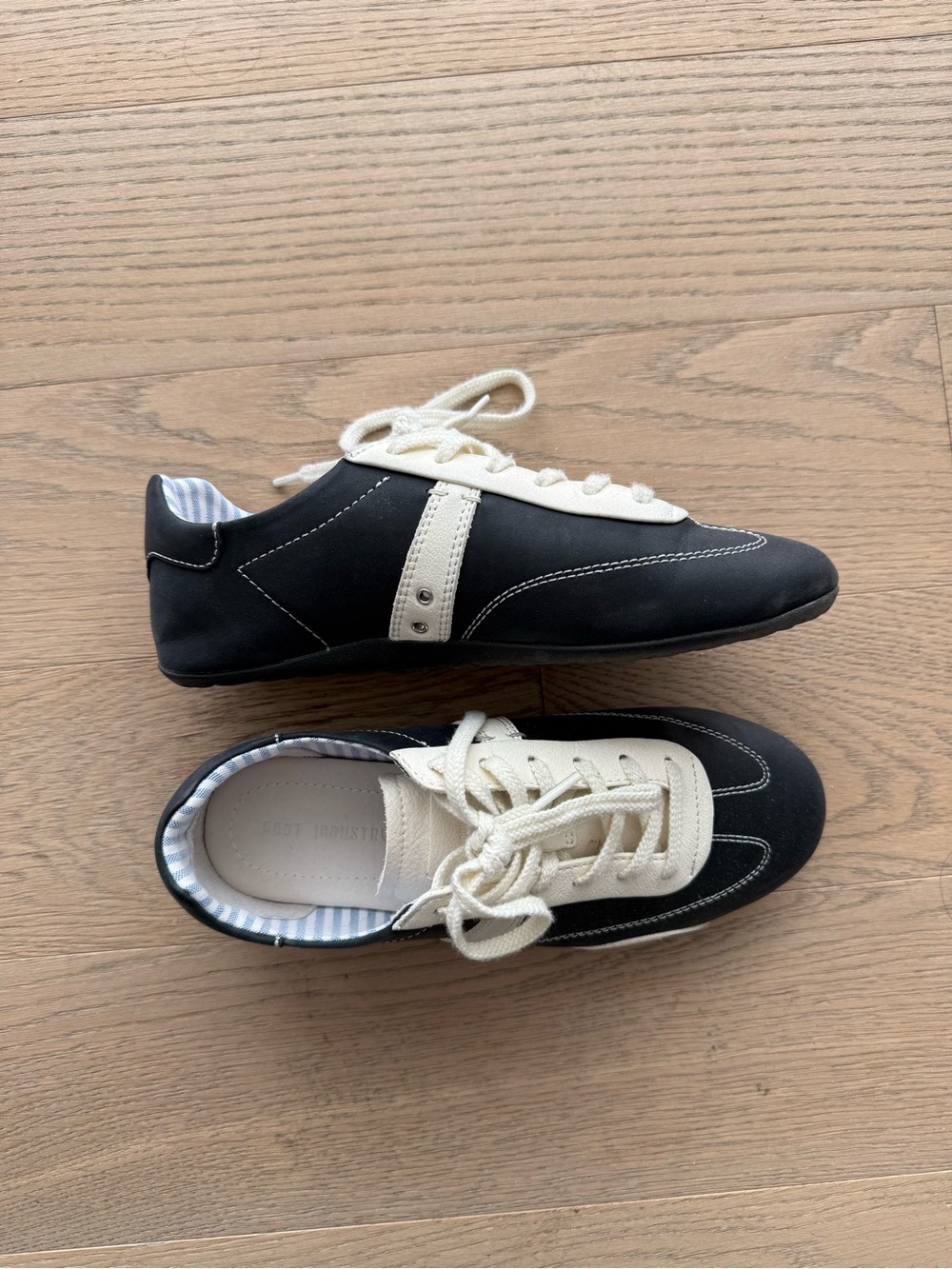 Stylish Women‘s Black and Cream Casual Sneakers